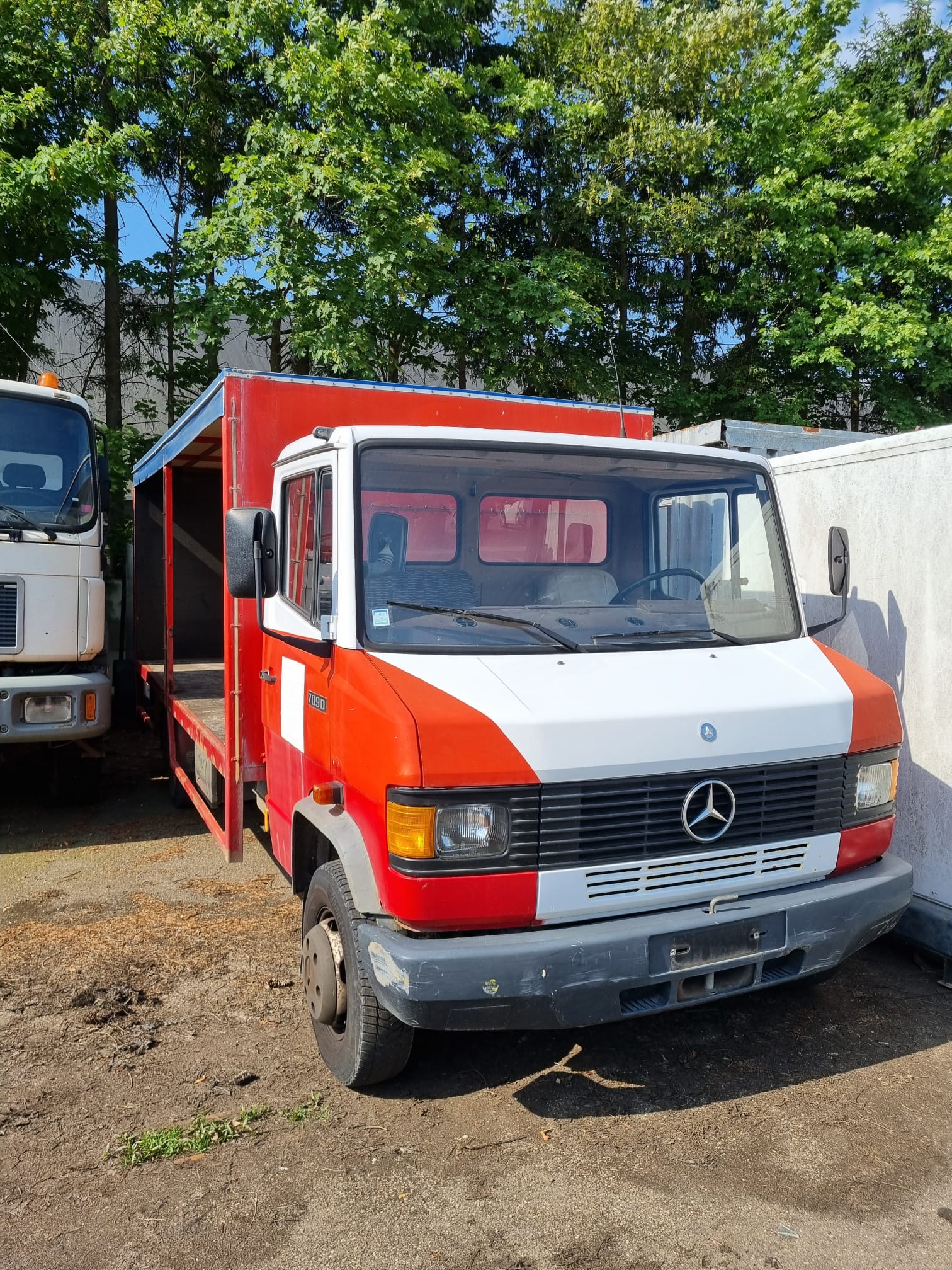 Mercedes-Benz Vario 709D Open Side Box Truck 4x2 Manual